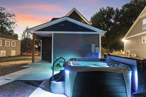 Cozy 3BR w/KingBed,GameRoom,HotTub: Walkable