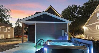 Cozy 3BR w/KingBed,GameRoom,HotTub: Walkable