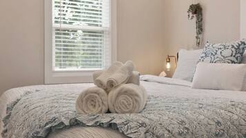 3 habitaciones, tabla de planchar con plancha, cuna de viaje y wifi