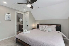 3 slaapkamers, een strijkplank/strijkijzer, reisbedje, wifi