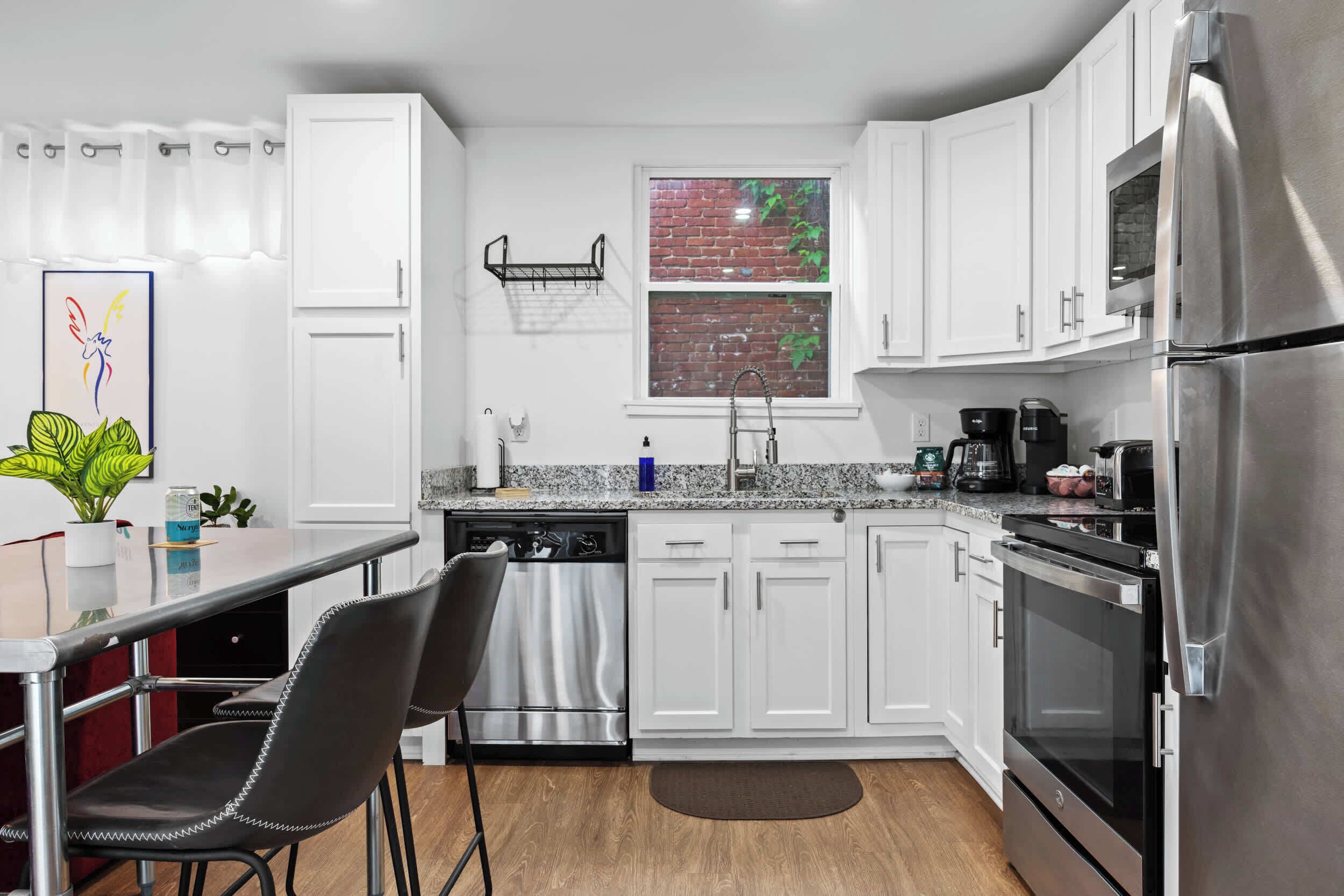 Een koelkast, een microgolfoven, een oven, een kookplaat