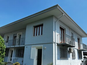 Exterior - Blue Court, Iris Unit (Righe)