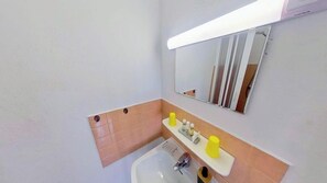 Secador de pelo, toallas