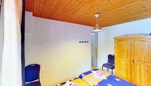 2 bedrooms, iron/ironing board, WiFi