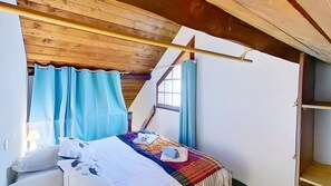 1 slaapkamer, een bureau, een strijkplank/strijkijzer, wifi