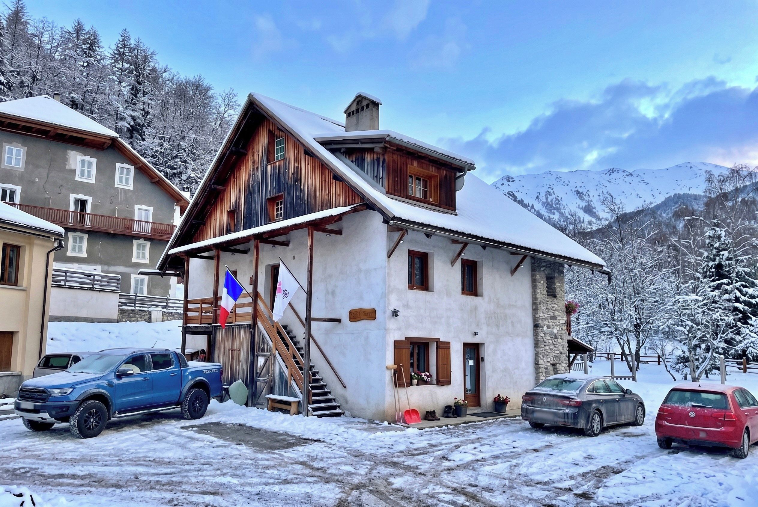Ein zweistöckiges Gebäude mit Holzfassade, einem Balkon und einer Treppe, die zum oberen Stock führt.