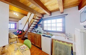 Een koelkast, een magnetron, een kookplaat, een vaatwasser