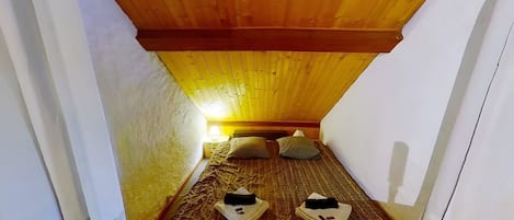 2 bedrooms, desk, iron/ironing board, WiFi