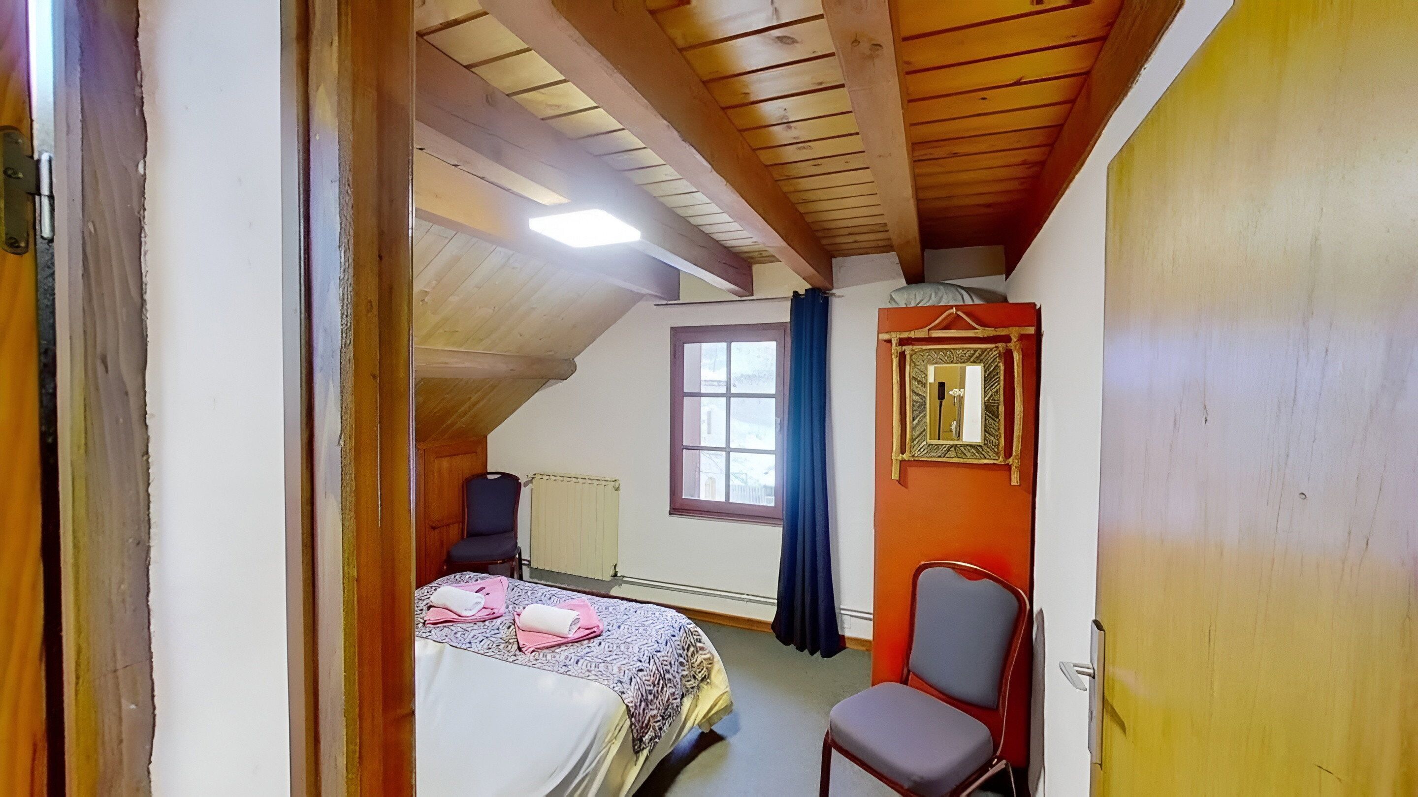 2 bedrooms, desk, iron/ironing board, WiFi