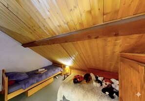 A small, cozy room with a wooden ceiling and a bunk bed. - Casa-Le Gerland : joli duplex dans chalet St-Véran (Molines-en-Queyras)