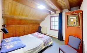 2 bedrooms, desk, iron/ironing board, WiFi