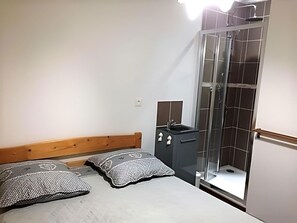 3 makuuhuonetta, silitysrauta/-lauta, Wi-Fi