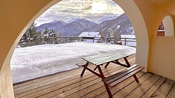 A snow-covered deck with a picnic table, a wooden fence, and a mountain view. - CASA-Joubarbe Super 4p terrasse plein sud Arvieux! (Arvieux)
