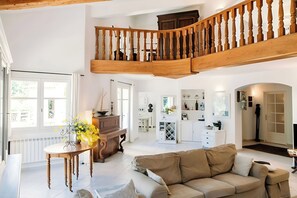 Télévision, baby-foot