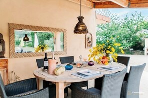 Outdoor dining - Casa-Manon grande maison de vacances avec piscine (Barjols)