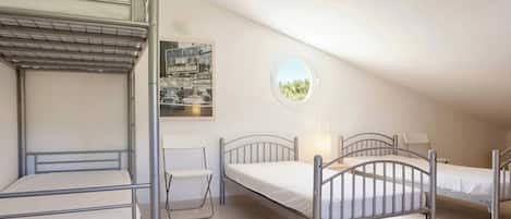 5 bedrooms, desk, iron/ironing board, WiFi