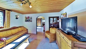 テレビ、暖炉、テーブルサッカー台、卓球台