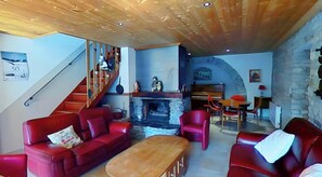 Télévision, cheminée, baby-foot, table de tennis de table