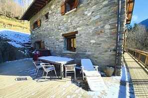 Outdoor dining - Casa-Chalet du Torchet: luxe chalet avec vue (Champagny-en-Vanoise)