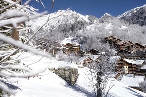 A snow-covered mountain village with wooden buildings, a clear sky, and a snow-covered foreground. - CASA-Chalet du Merle 2 à Champagny-en-Vanoise (Champagny-en-Vanoise)