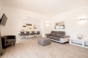 TV, fireplace - The Gaff: Perfect Villa for a Family holiday, renovated tennis court, children's pool and heated pool (Carvoeiro)