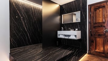 Suite de luxe | Bany | Dutxa, assecador de cabells, sabatilles i tovalloles