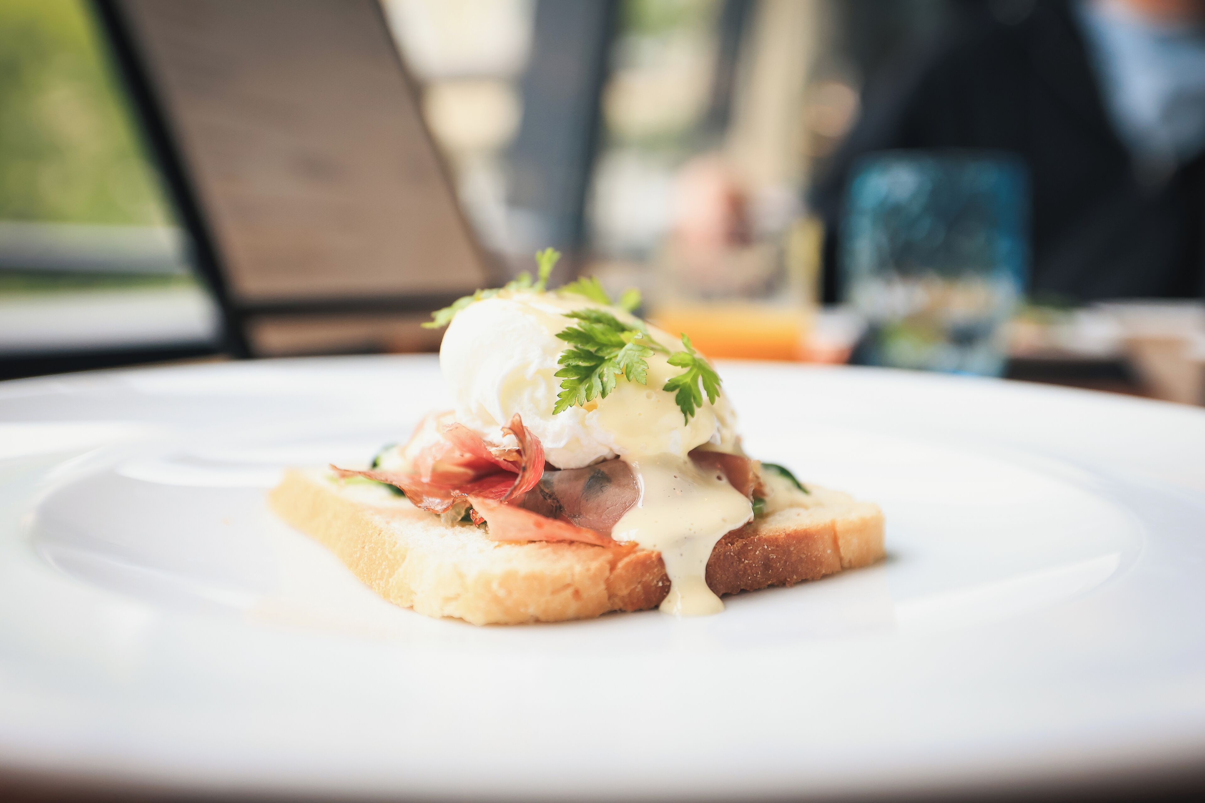 Un plat de petit-déjeuner servi dans une assiette blanche.