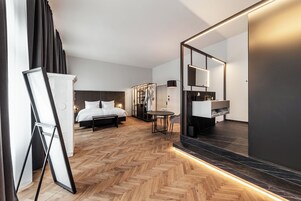 Junior Suite | Premium bedding, down comforters, Select Comfort beds, minibar