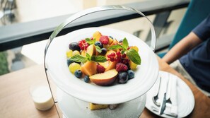 A fruit bowl on a table with a metal lid. - META SUITES historic city living (Bolzano)