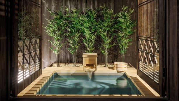A wooden spa area with a pool, a wooden bench, and a small wooden stool. - ROJIYU KYOTO (Kyoto)
