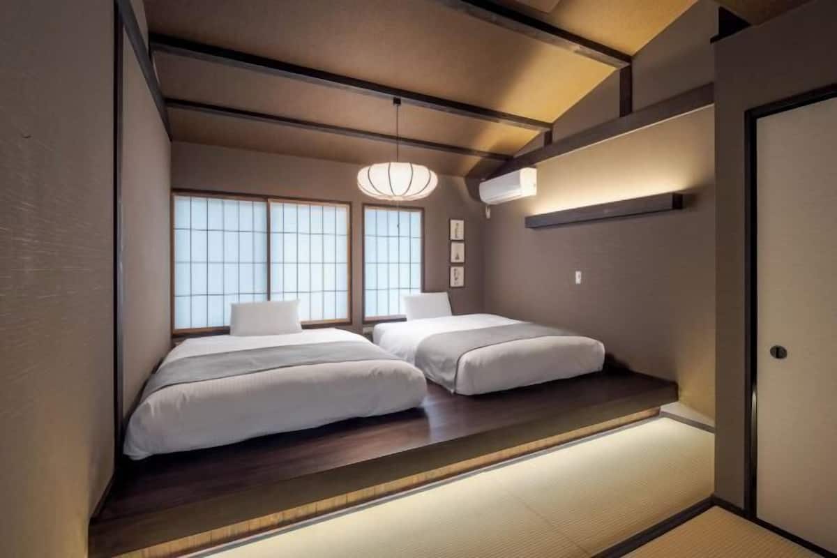 2 habitaciones, artículos del minibar gratis y decoración personalizada