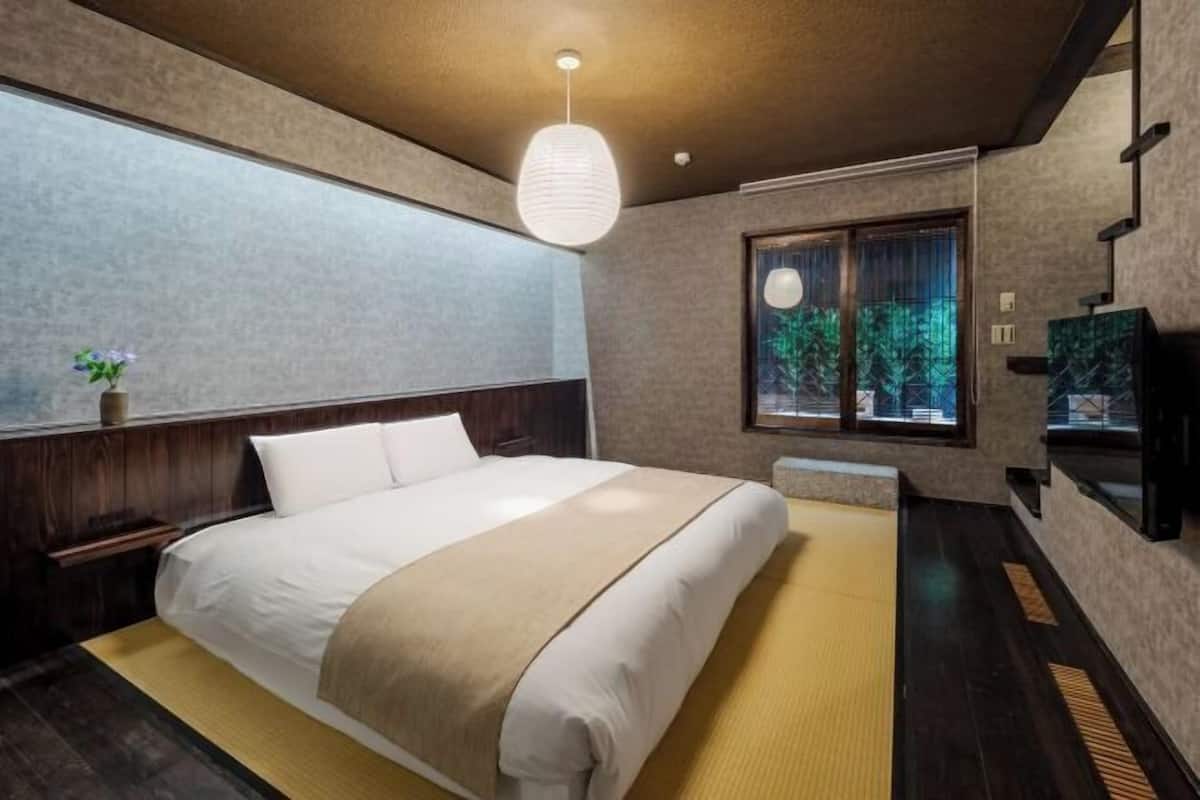2 habitaciones, artículos del minibar gratis y decoración personalizada