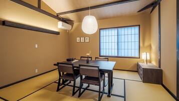 Luxury Villa, Garden View | In-room dining