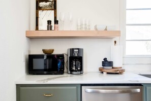 Fridge, microwave, oven, stovetop - The Gable - 3 BLKS from Main St (Fredericksburg)