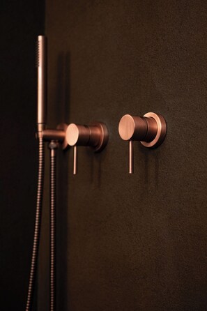 Haartrockner, Hausschuhe, Bidet, Handtücher