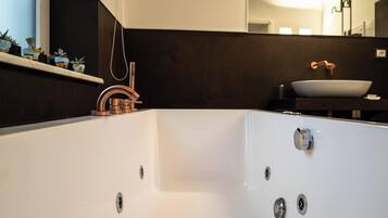 Suíte júnior, sacada | Banheiro | Secador de cabelo, chinelos, bidê, toalhas de banho