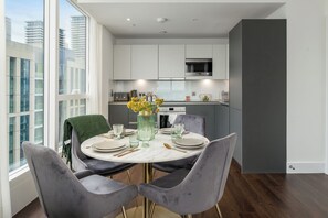 Luxury Apartment, 2 Bedrooms, Balcony, River View | In-room dining - PREMIUM 2Bed in Canary Wharf with VIEWS (London)
