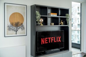 奢华公寓, 2 间卧室, 阳台, 河景 | 起居区 | 50-英寸智能电视(配备数码频道)、Netflix、流媒体服务