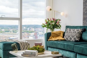 奢华公寓, 2 间卧室, 阳台, 河景 | 起居区 | 50-英寸智能电视(配备数码频道)、Netflix、流媒体服务