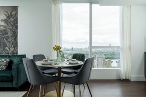 Luxury Apartment, 2 Bedrooms, Balcony, River View | In-room dining