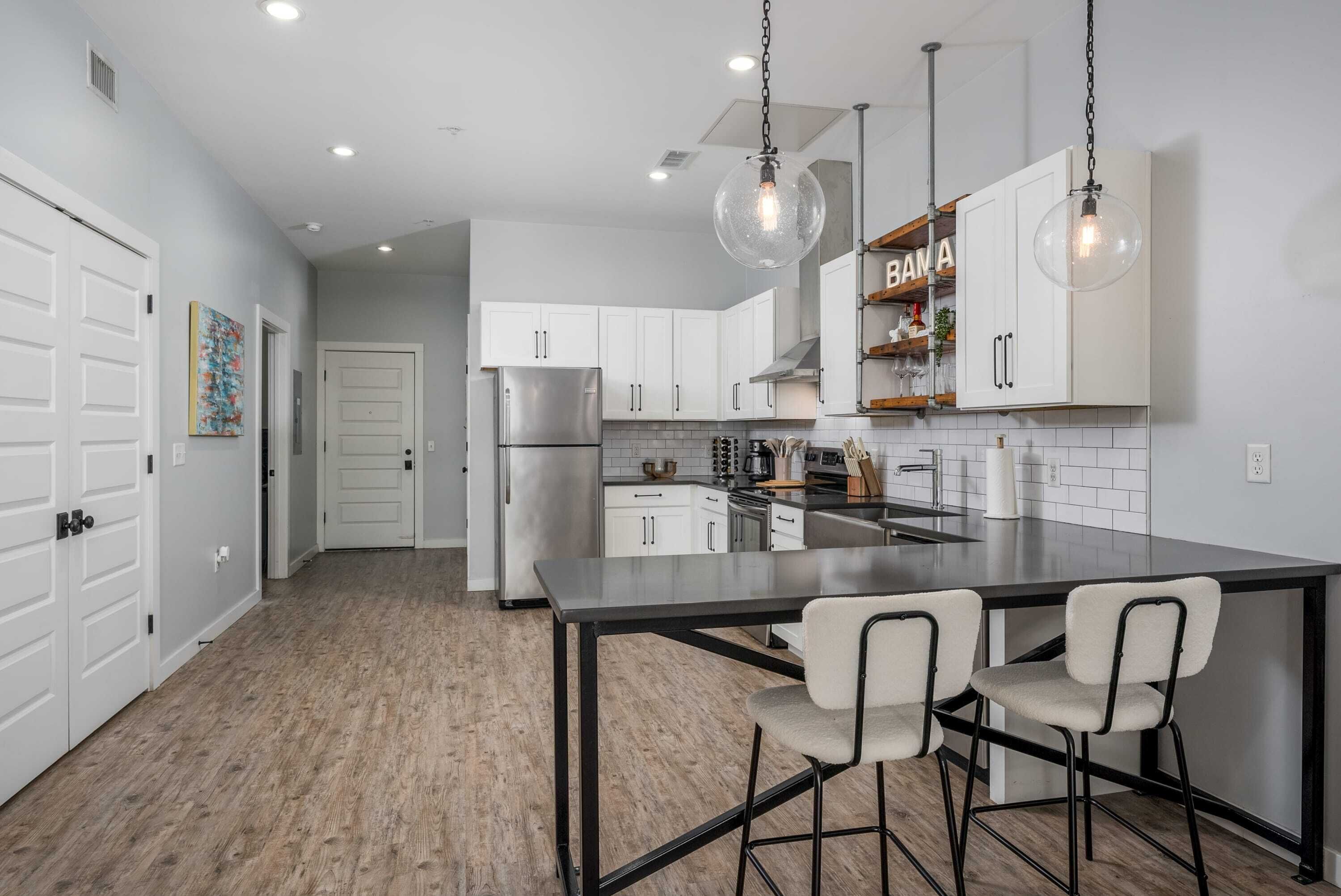 冷蔵庫、電子レンジ、オーブン、コンロ