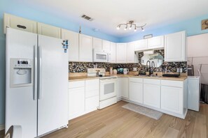 Kjøleskap, mikrobølgeovn, ovn og kokeplater