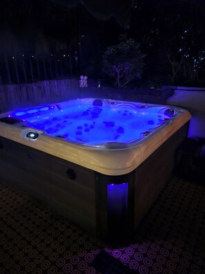 Outdoor spa tub - Rapallo 2-bed Apt, Sleeps 5 With Hot Tub (Rapallo)