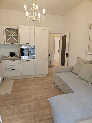 TV - Rapallo 2-bed Apt, Sleeps 5 With Hot Tub (Rapallo)