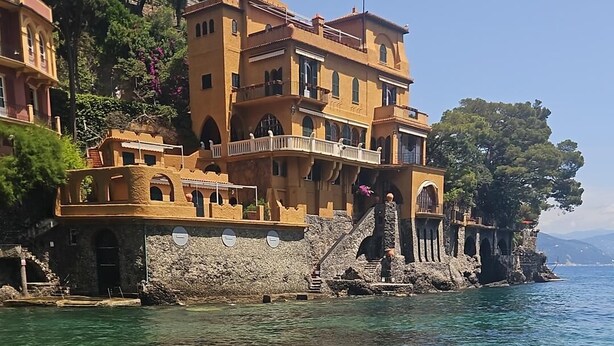 A coastal building with multiple balconies overlooking clear water. - Rapallo 2-bed Apt, Sleeps 5 With Hot Tub (Rapallo)