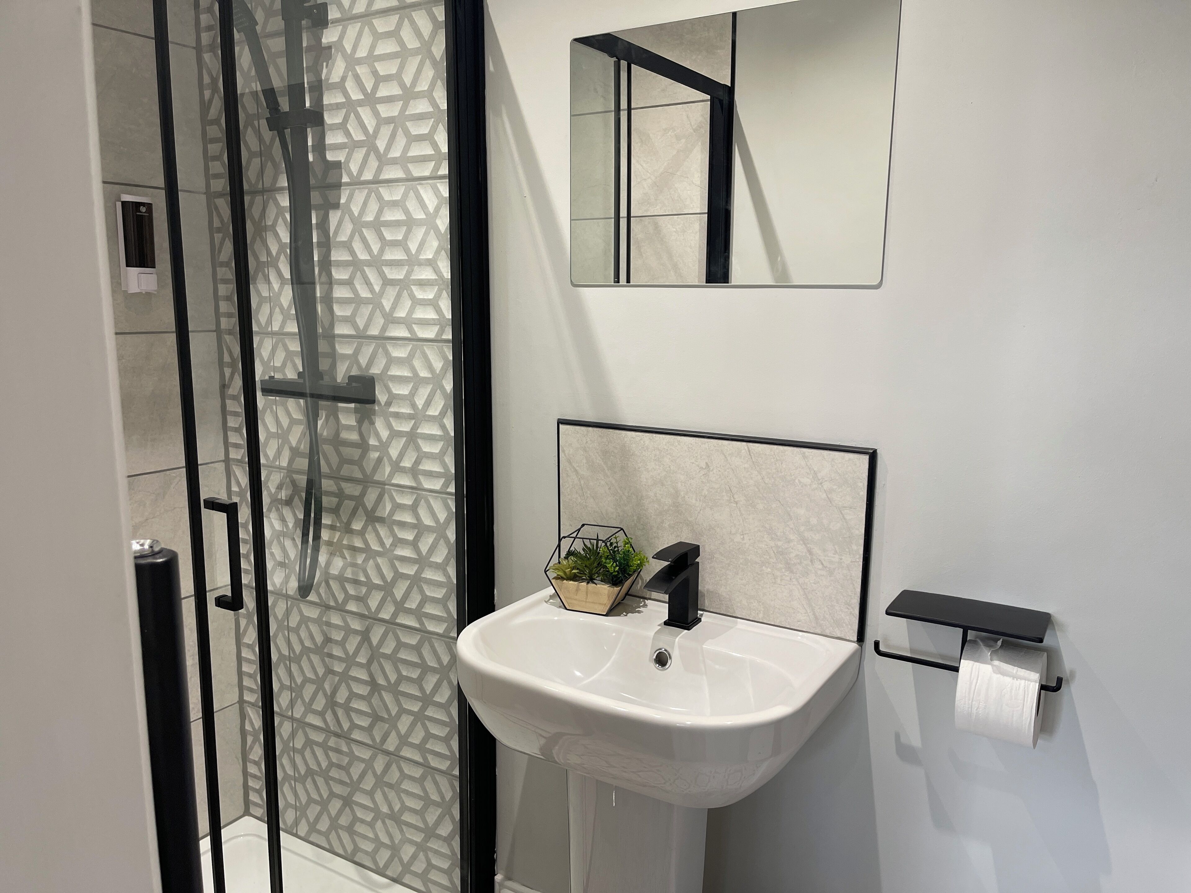 Douche, serviettes fournies, savon, shampooing