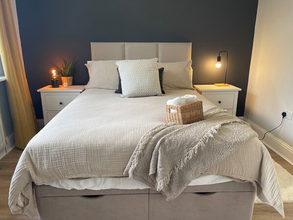 3 chambres, coffres-forts dans les chambres, bureau