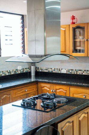 Fridge, microwave, stovetop, cookware/dishes/utensils