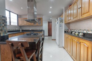 Fridge, microwave, stovetop, cookware/dishes/utensils - Apartamento Laureles (Medellín)