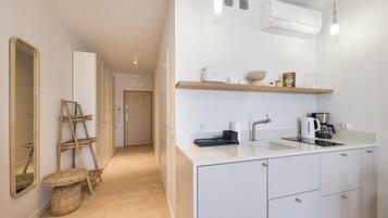 Standard Studio Suite | Private kitchenette | Fridge, stovetop, electric kettle, high chair